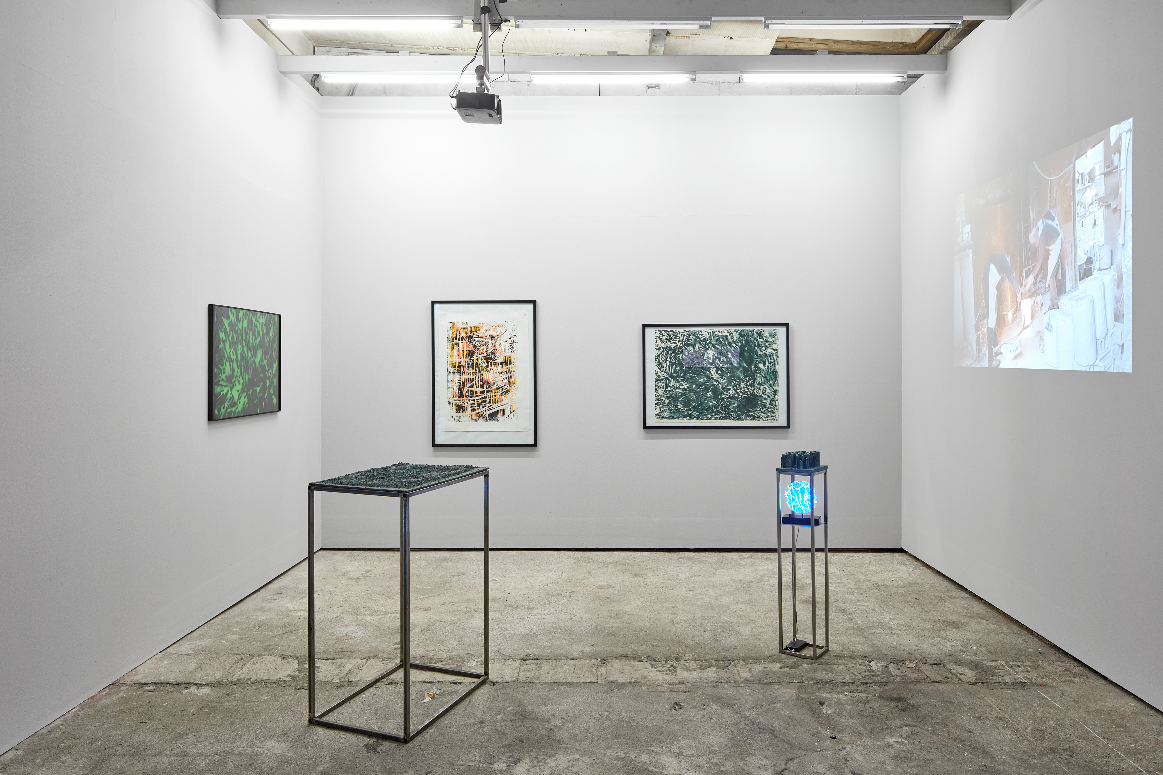 Installationsansicht der Ausstellung Fragile Topographien mit mehreren Werken von Till Bick